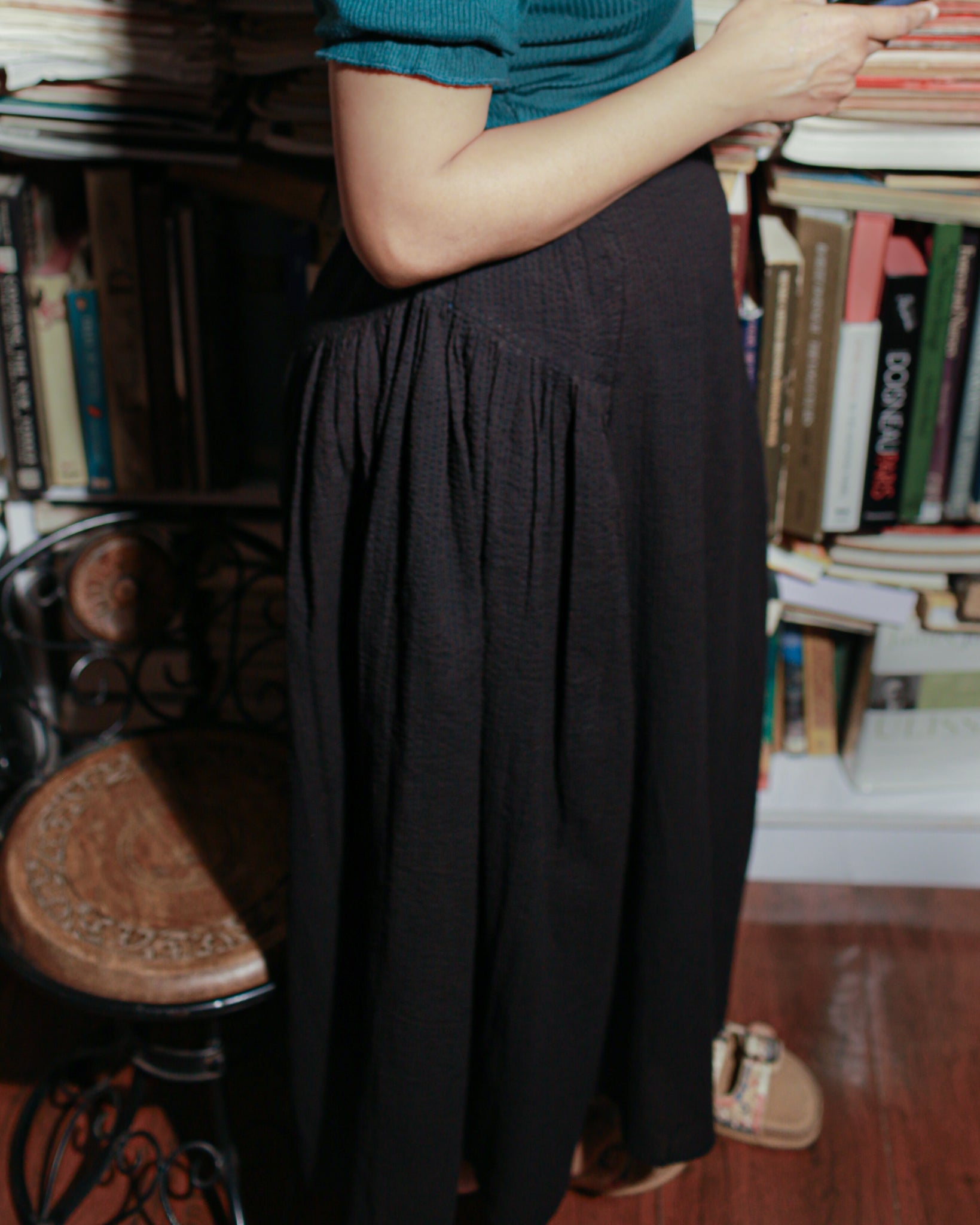 side gathers of the midi skirt with elasticated waistband.