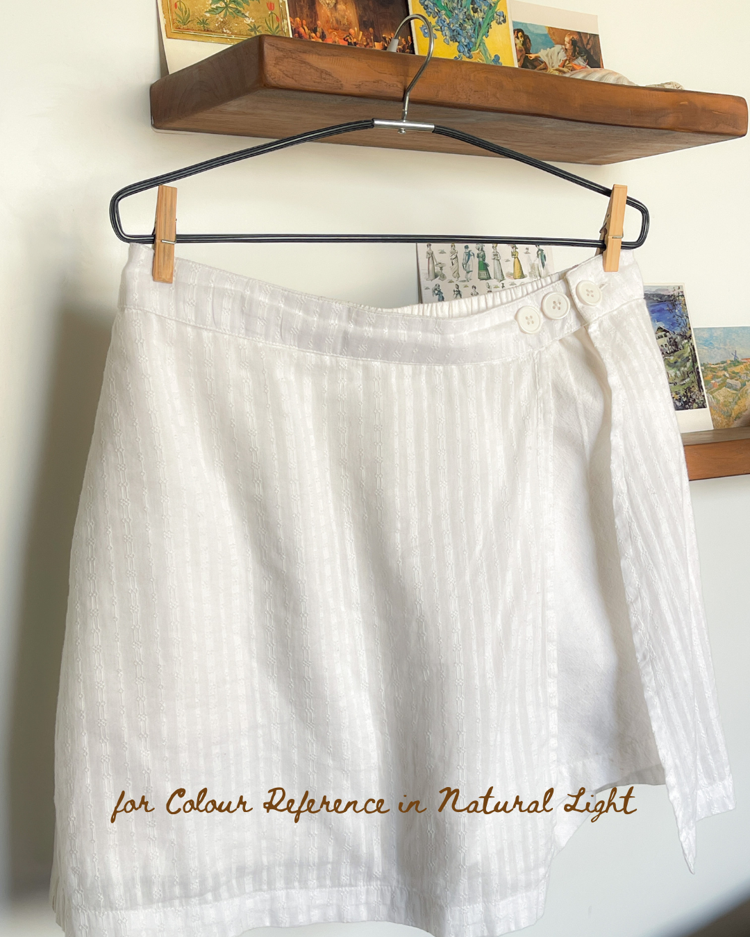 white skorts in dobby and cotton crimp, with button closure at waist